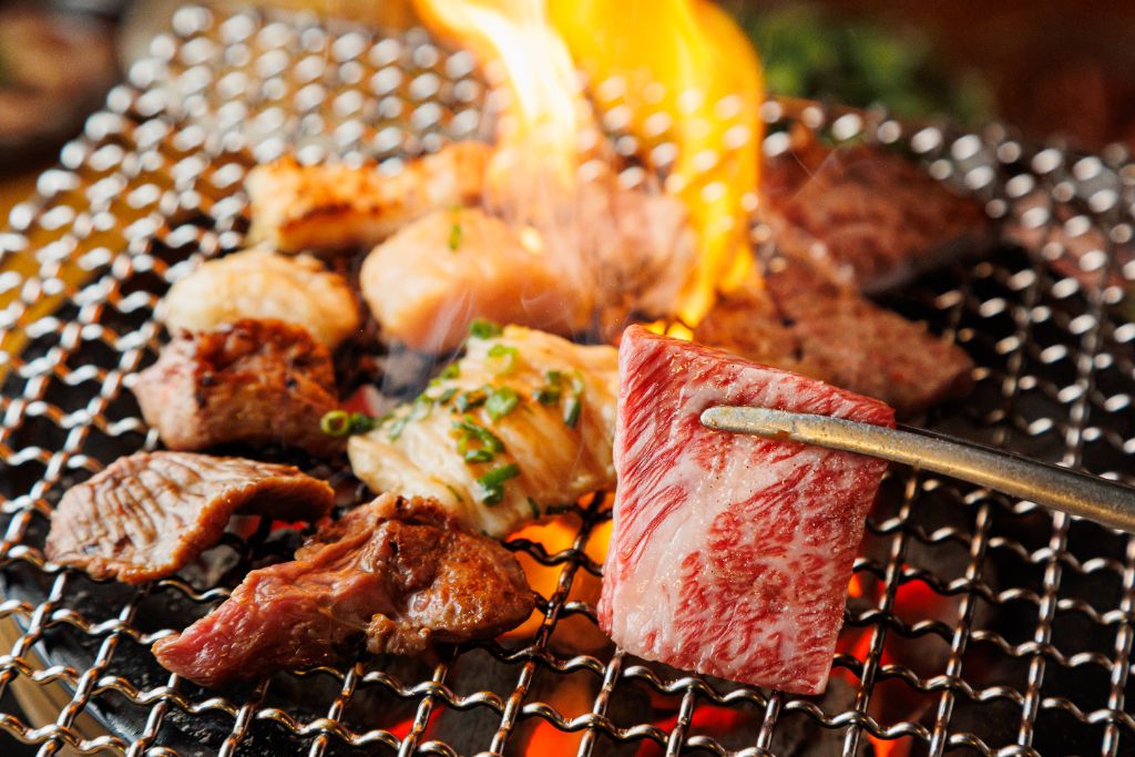 炭火で焼かれるホルモンと焼肉